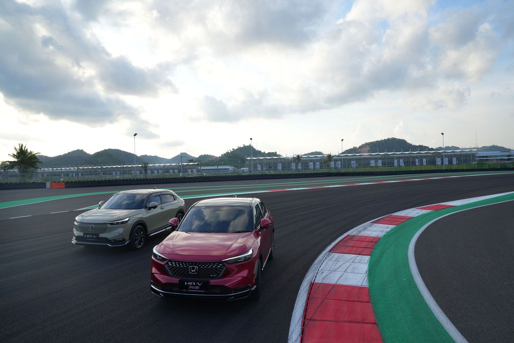 All-New Honda HR-V varian RS (kanan) diujicobakan di SIrkuit Internasional Mandalika, Lombok, NTB, Senin (23/5/2022). Mesin 1.500 cc bertenaga turbo pantas diuji performanya di lintasan tertutup seperti sirkuit ini.
