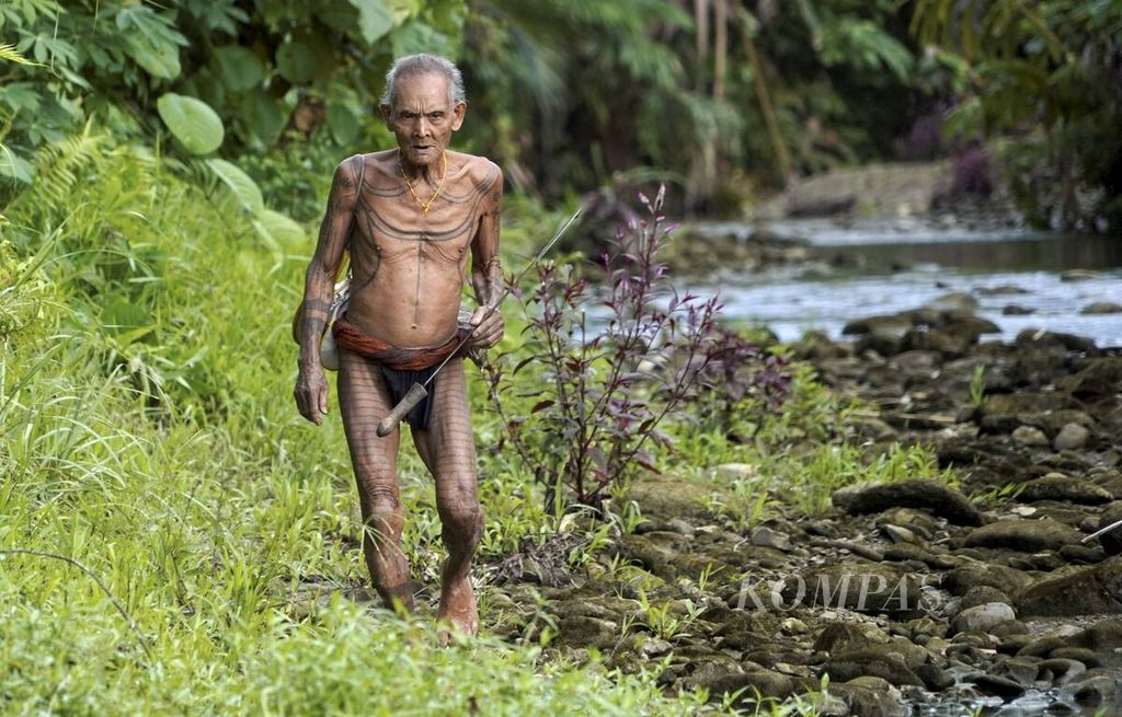 Sura Uma, <i>sikerei </i>atau dukun adat suku Mentawai, pulang dari ladangnya di pedalaman Pulau Siberut, Kabupaten Kepulauan Mentawai. 