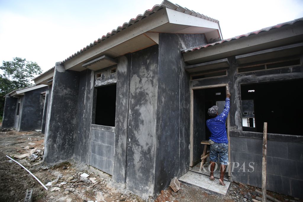 Workers are building subsidized houses in Cibunar Village, Parung Panjang, Bogor Regency, West Java, on Monday (19/2/2024). This housing scheme with subsidized mortgage loans is intended for low-income communities (MBR) with low interest rates and easy installments.