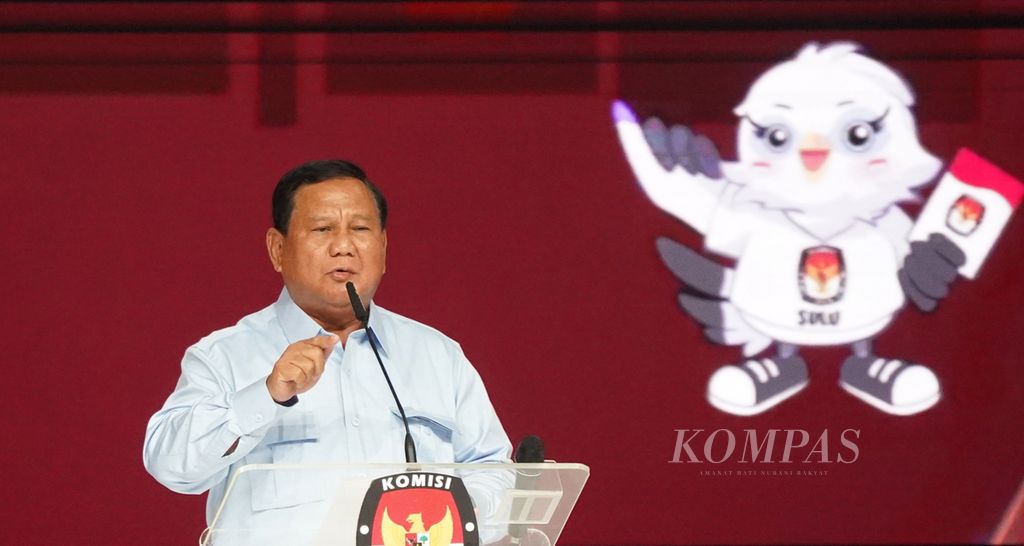 Ekspresi calon presiden nomor urut 2, Prabowo Subianto, saat di atas panggung debat putaran kelima calon presiden Pemilu 2024, di Jakarta Convention Center, Jakarta, Minggu (4/2/2023).