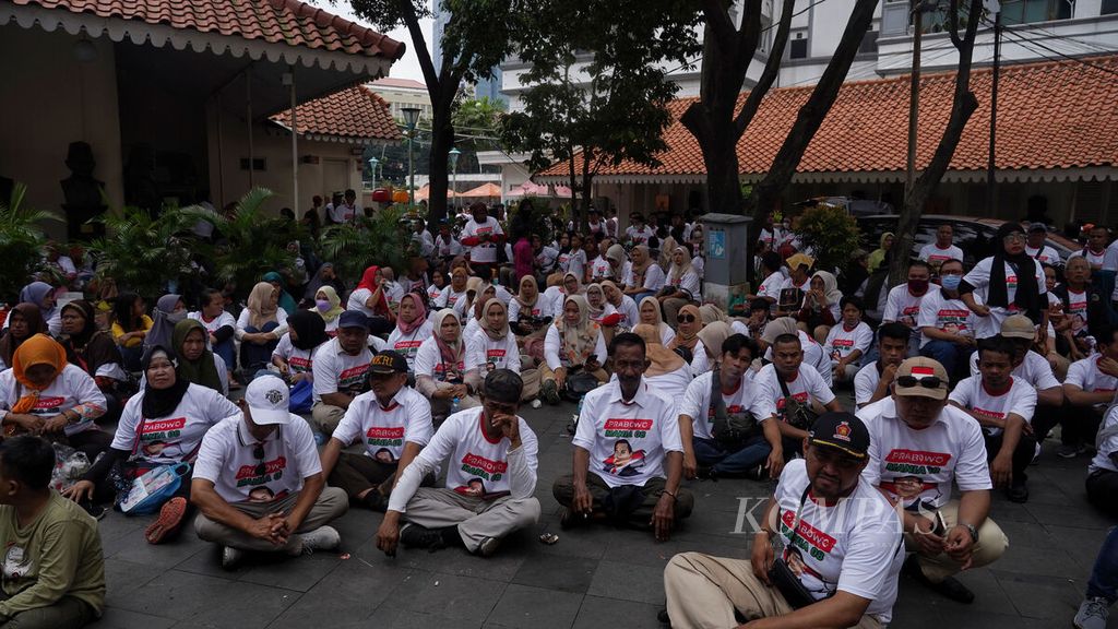 Para simpatisan mendengarkan pidato Ketua Dewan Penasihat Prabowo Mania 08 Hashim Djojohadikusumo dalam Deklarasi Prabowo Mania 08 di Gedung Joang 45, Jakarta, Minggu (12/3/2023). 
