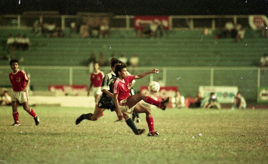 Aksi penyerang Indonesia, Widodo C Putro, pada laga final SEA Games 1991 melawan Thailand di Stadion Memorial Rizal, Manila, Filipina, Rabu 4 Desember 1991.