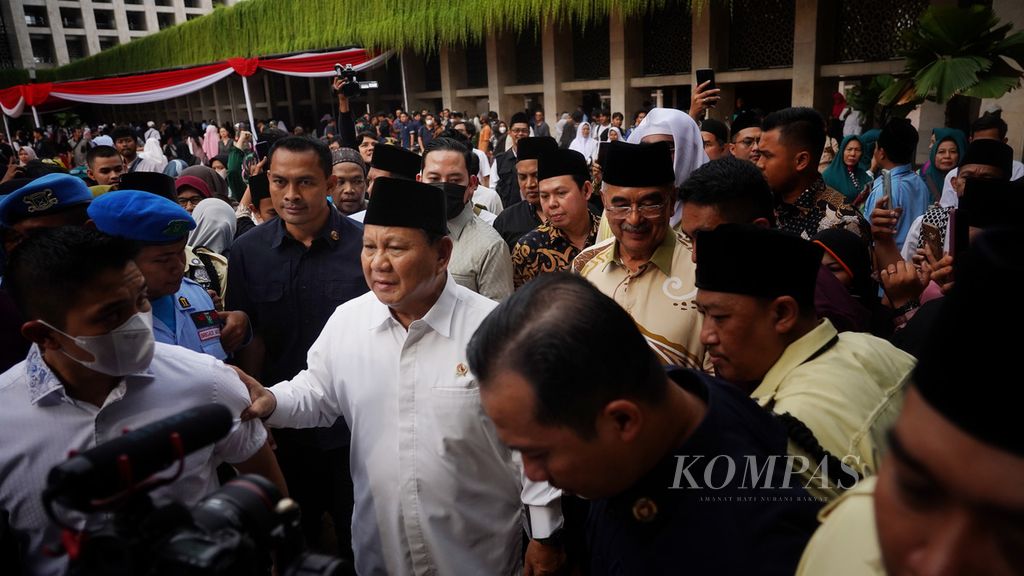 Menteri Pertahanan Prabowo Subianto setelah menghadiri Silaturahmi dan Tausiah Kebangsaan di Masjid Istiqlal, Jakarta (18/5/2023). 
