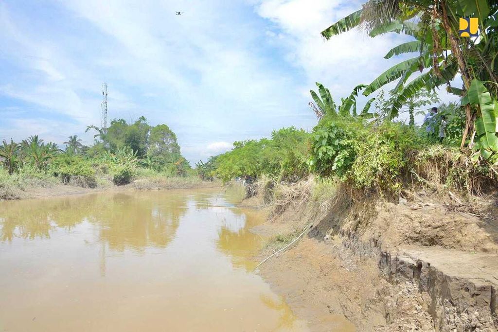 Kondisi tanggul sungai Kabupaten Aceh Utara, Provinsi Aceh setelah dilanda banjir, Selasa (18/10/2022). Kementerian Pekerjaan Umum dan Perumahan Rakyat (PUPR) akan memperbaiki sejumlah tanggul yang rusak karena banjir.