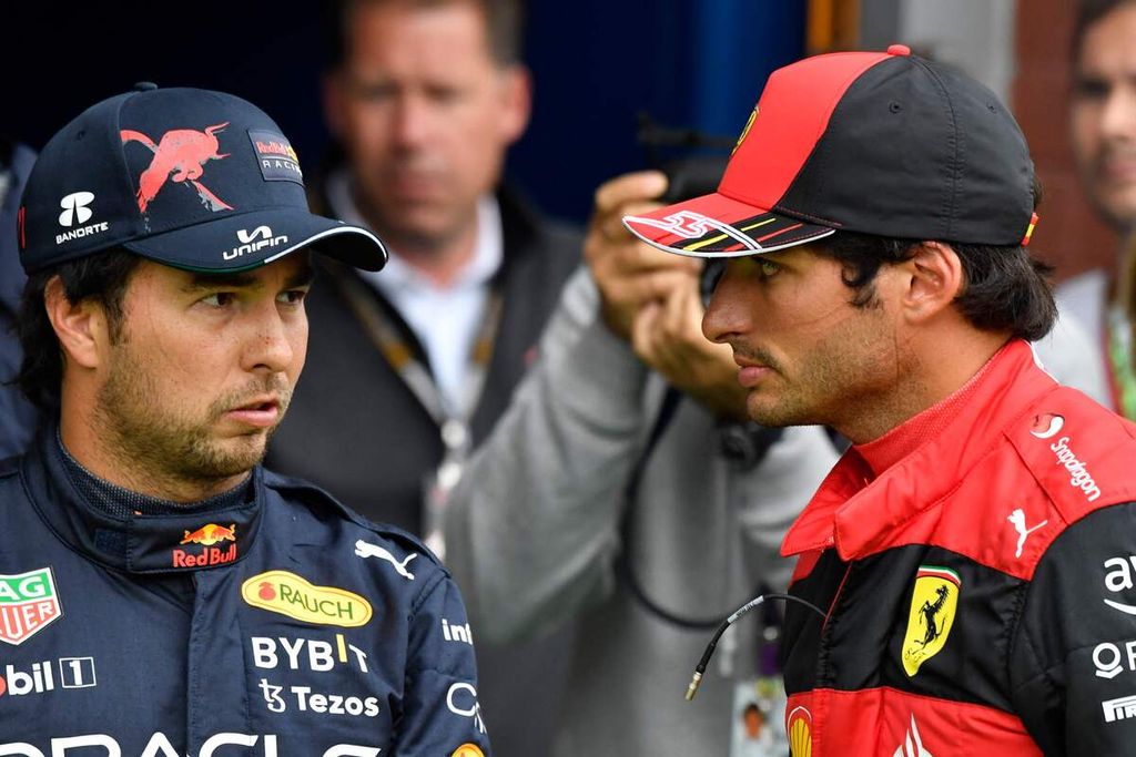 Pebalap Red Bull, Sergio Perez (kiri), dan pebalap Ferarri, Carlos Sainz Jr, berbincang setelah memacu mobilnya dalam kualifikasi Formula 1 seri Belgia di Sirkuit Spa-Francorchamps, Spa, Belgia, Sabtu (27/8/2022).