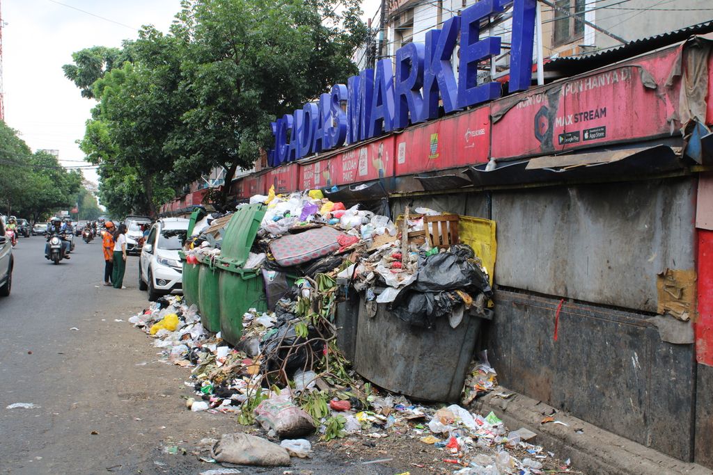 Tumpukan sampah mengotori jalan di bawah plang nama Pasar Cicadas, Kota Bandung, Jawa Barat, Minggu (5/11/2023).