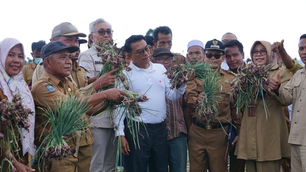 Kepala Staf Kepresidenan memastikan ketersediaan bawang merah di Kabupaten Bima, Nusa Tenggara Barat, dengan mendatangi beberapa kecamatan yang menjadi sentra penghasil bawang merah. Salah satunya di Kecamatan Soromandi, Selasa (4/10/2022). 