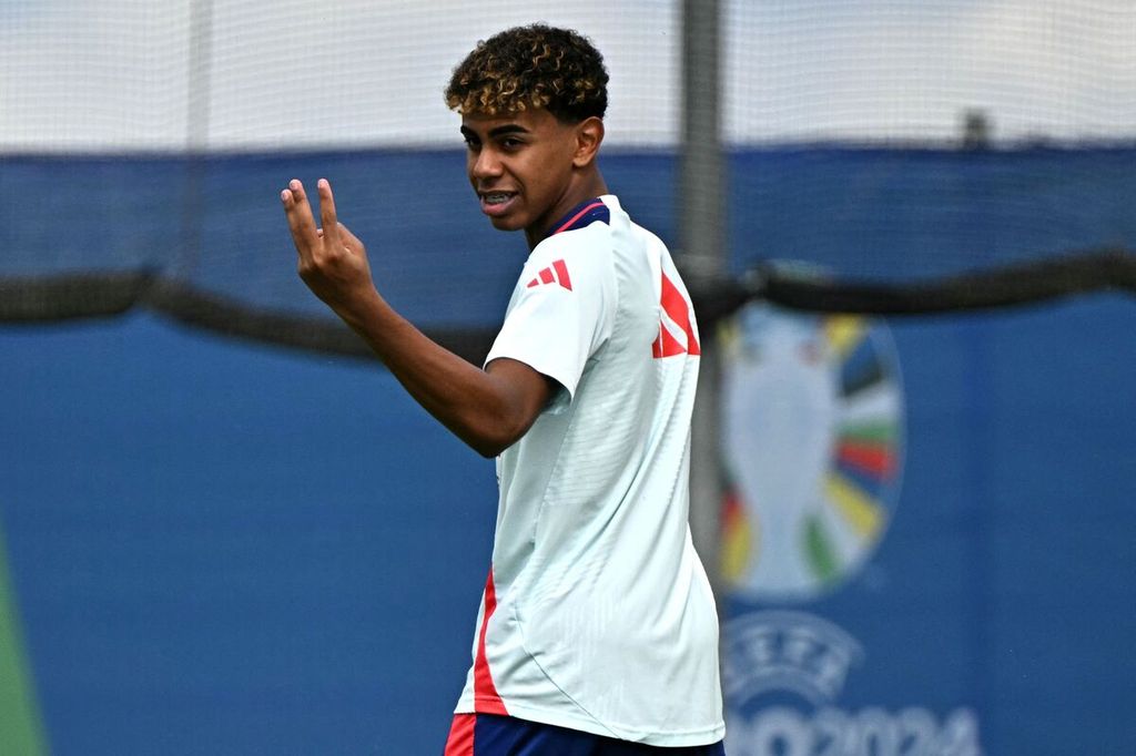 Penyerang Spanyol Lamine Yamal dalam sesi latihan di markas tim di Donaueschingen, Jerman, Kamis (11/7/2024), menjelang laga melawan Inggris pada final Piala Eropa 2024.