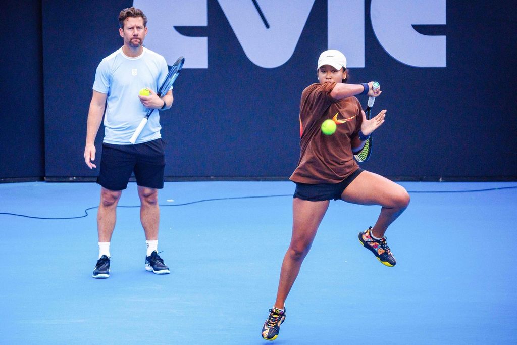 Petenis Jepang, Naomi Osaka (kanan), berlatih bersama pelatihnya, Wim Fissette, jelang turnamen tenis Brisbane International di Pat Rafter Arena, Brisbane, Australia, Rabu (27/12/2023). 