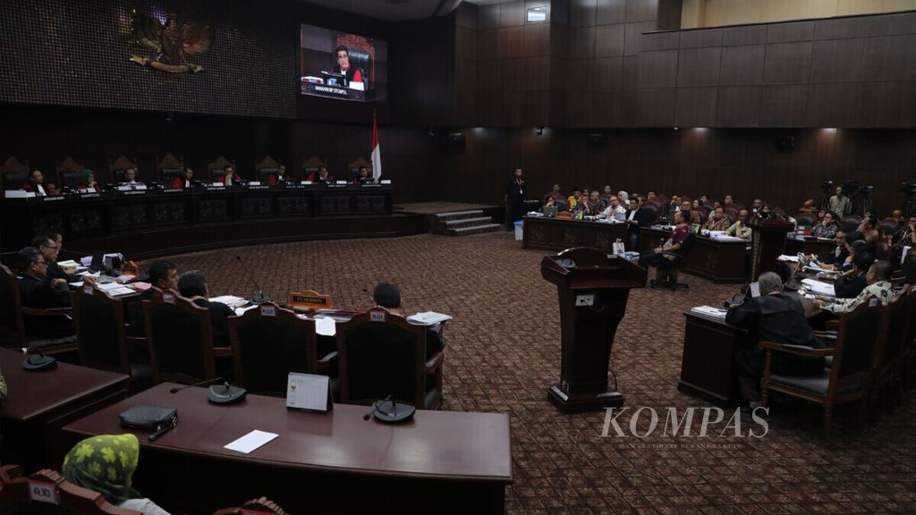 Suasana lanjutan sidang sengketa hasil pemilu presiden di Mahkamah Konstitusi, Jakarta, Jumat (21/6/2019). Pada persidangan tersebut, kuasa hukum TKN menghadirkan dua saksi dan dua ahli.