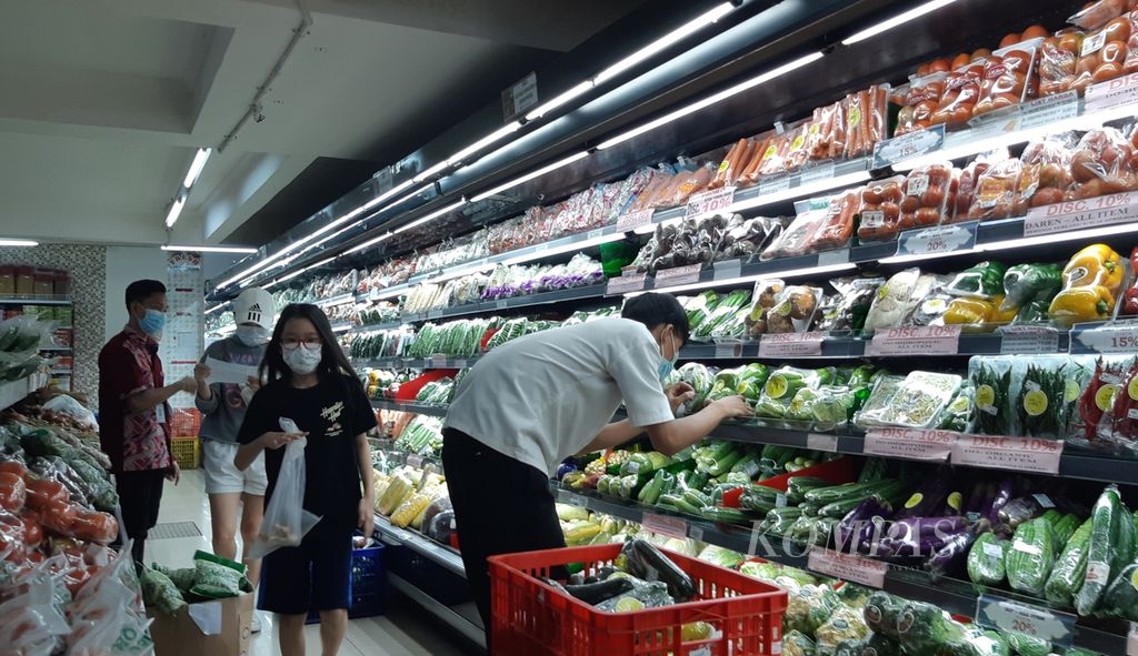 Sejumlah warga mengunjungi pasar swalayan buah dan sayur di kawasan Kebon Jeruk, Jakarta Barat, Kamis (29/4/2021). Aktivitas mereka dibarengi dengan protokol kesehatan di masa pandemi Covid-19.