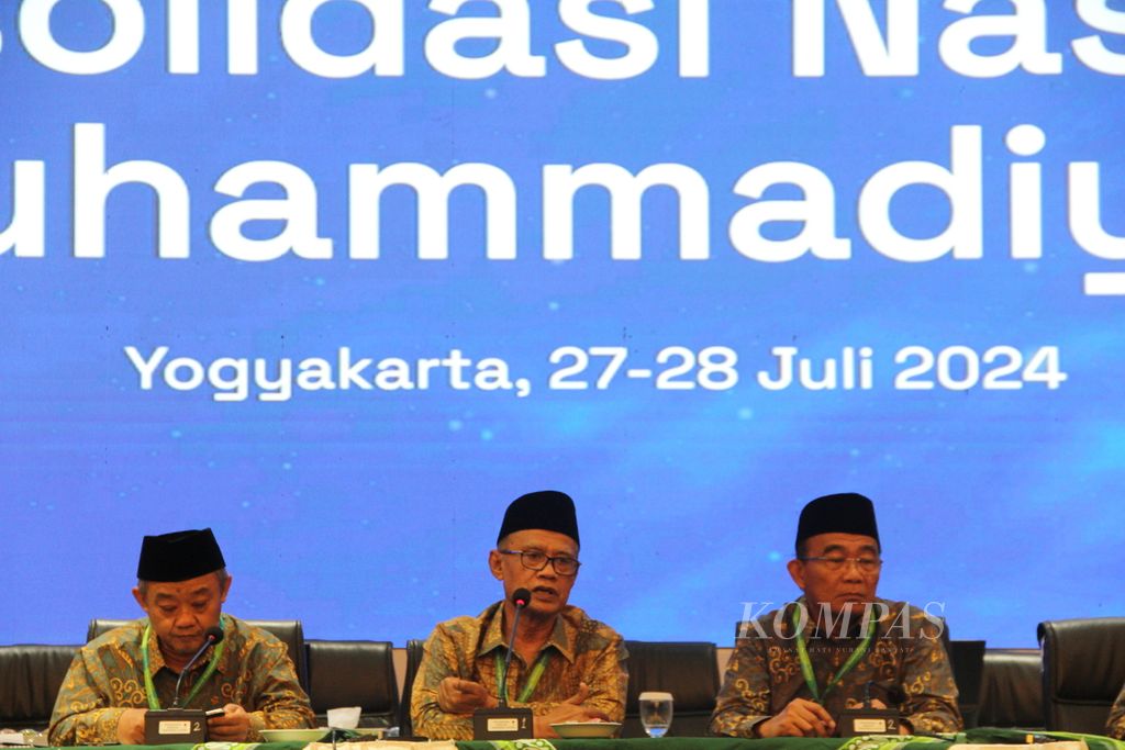 Ketua Umum PP Muhammadiyah Haedar Nashir (tengah), didampingi Sekretaris Umum PP Muhammadiyah Abdul Mu'ti dan Ketua PP Muhammadiyah Bidang Ekonomi, Bisnis, dan Industri Halal Muhadjir Effendy, menyampaikan keterangan dalam konferensi pers seusai Konsolidasi Nasional Muhammadiyah, Minggu (28/7/2024), di Convention Hall Masjid Walidah Dahlan Universitas Aisyiyah Yogyakarta, Kabupaten Sleman, DIY. Dalam konferensi pers itu, Muhammadiyah mengumumkan menerima tawaran pemerintah untuk mengelola tambang.