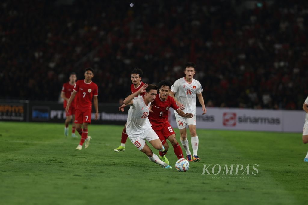 Pemain timnas Indonesia, Nathan Tjoe-A-On, berebut bola dengan pemain Vietnam di babak kualifikasi Piala Dunia 2026 yang digelar di Stadion Utama Gelora Bung Karno, Jakarta, Kamis (21/3/2024).