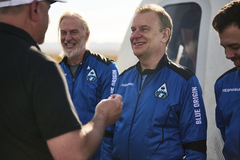 Foto yang disediakan oleh Blue Origin, NS-21 (New Shepard-21), astronot Hamish Harding menerima PIN astronot Blue Origin setelah sukses menyelesaikan penerbangan ke luar angkasa pada 4 Juni 2022 di Van Horn, Texas, Amerika Serikat. Harding dikabarkan merupakan salah seorang penumpang Titan, kapal selam wisata yang dikabarkan hilang pada Senin (19/6/2023).