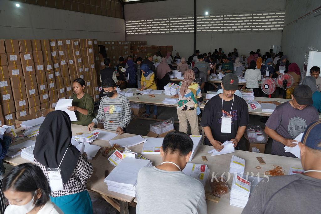 Pekerja menyortir dan melipat surat suara Pemilu 2024 di gudang logistik KPU Jakarta Timur di kawasan Jakarta Industrial Estate Pulogadung (JIEP), Jakarta Timur, Rabu (3/1/2024). 
