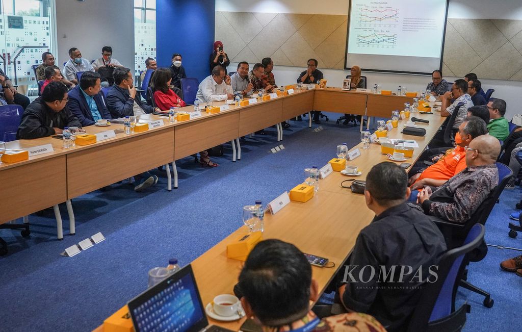 Suasana saat sejumlah Ketua Badan Pemenangan Pemilu (Bappilu) partai politik bertemu dan berdiskusi dengan redaksi Harian <i>Kompas</i> dan Litbang <i>Kompas </i>terkait hasil survei kepemimpinan nasional Litbang <i>Kompas</i> di Menara Kompas, Jakarta, Kamis (3/11/2022).