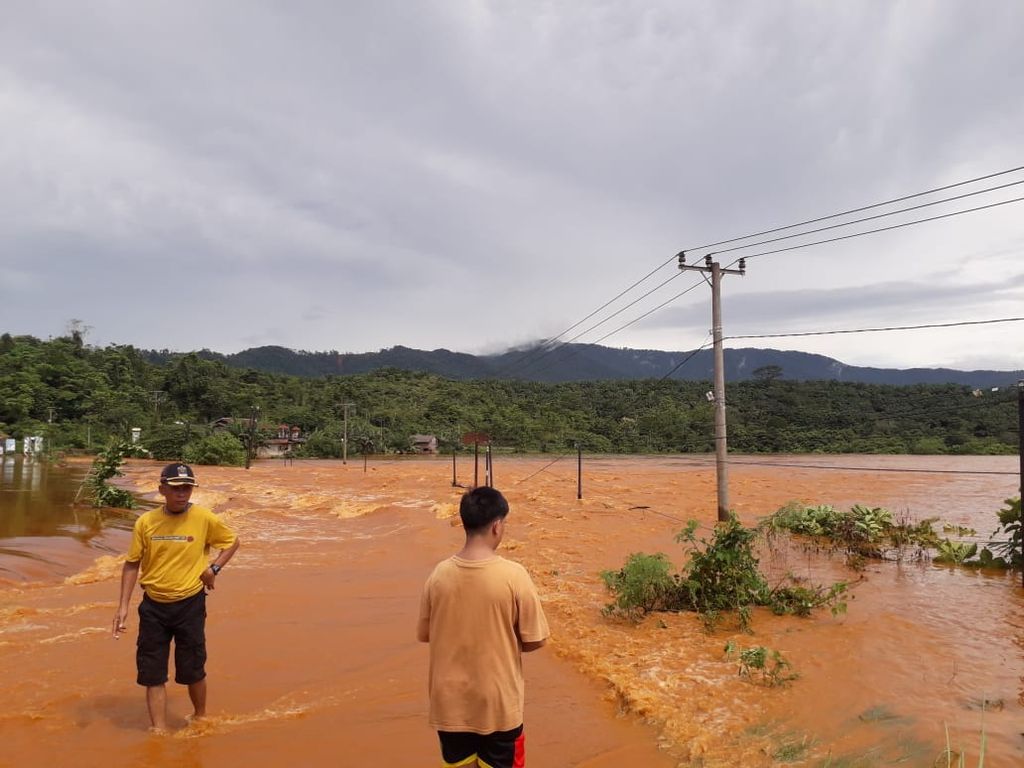 Banjir bercampur lumpur setinggi lebih dari satu meter menerjang wilayah Konawe Utara, Sulawesi Tenggara, Jumat (3/5/2024). Akses Trans-Sulawesi lumpuh dan tidak bisa dilalui kendaraan.