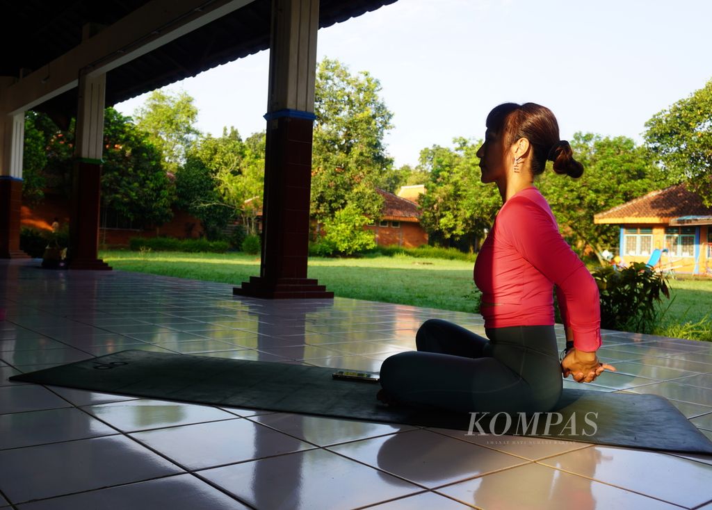 Salah satu pose dalam <i>yoga charity </i>atau yoga sambil beramal di pendopo SOS Children's Village, Kecamatan Banyumanik, Kota Semarang, Jawa Tengah, Sabtu (9/4/2022). 