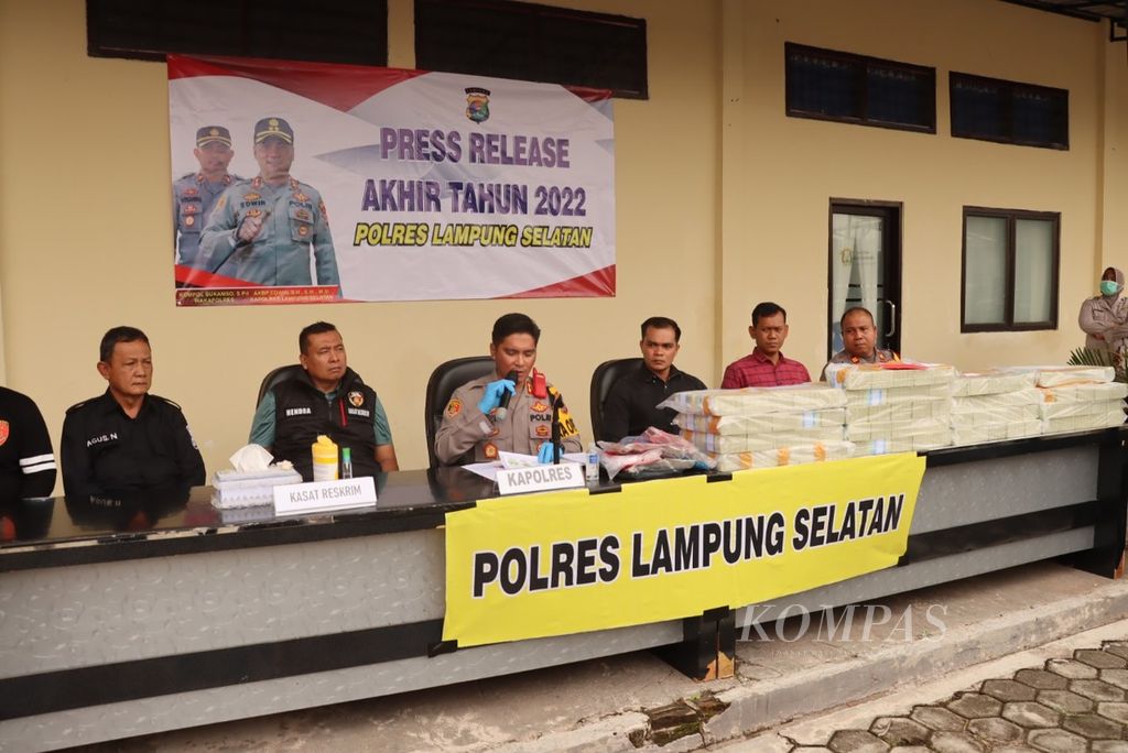 Kepala Polres Lampung Selatan Ajun Komisaris Besar Edwin (tengah) saat ekspose kasus akhir tahun di Markas Besar Polres Lampung Selatan, Jumat (30/12/2022). 