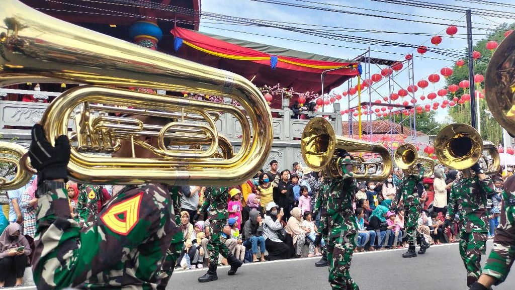 <i>Marching band</i> Akademi Militer Magelang menjadi salah satu peserta kirab Cap Go Meh di Kota Magelang, Jawa Tengah. Minggu (5/2/2023).