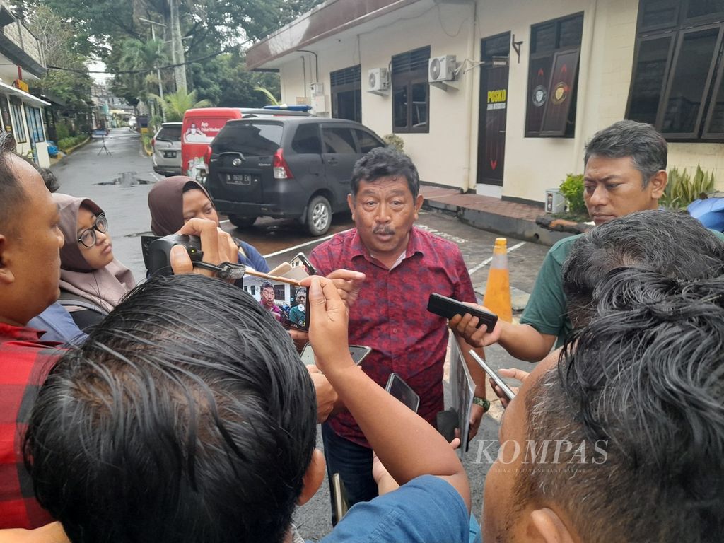 Direktur Utama PT ACA Bambang YU menjawab pertanyaan awak media seusai keluar dari ruang Satuan Reserse Kriminal Polres Malang, Jawa Timu, Rabu (14/11/2022).