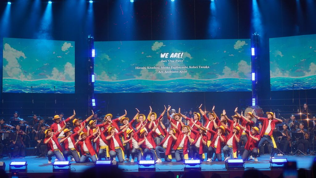 Anggota Batavia Madrigal Singers membawakan lagu ”We Are” milik One Piece dalam konser Anime Symphony: Overdrive di Jakarta International Expo Convention Centre, Jakarta, Sabtu (3/2/2024). Mereka memakai kostum mirip tokoh utamanya, Monkey D. Luffy.
