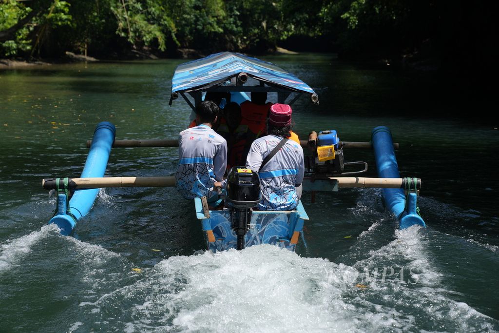 Perahu wisata bermesin listrik di kawasan wisata Green Canyon, Desa Kertayasa, Kecamatan Cijulang, Kabupaten Pangandaran, Jawa Barat, Minggu (5/5/2024). 