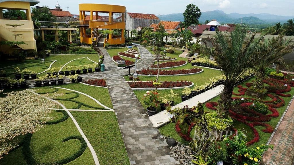 Kebun Bibit Senopati, Magelang, Jawa Tengah, yang tampak indah dilihat dari atas. Difoto pada 10  Januari 2017.