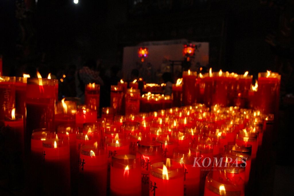 Umat berdoa dalam perayaan Imlek di Kelenteng Siau San Teng, Kota Jambi, Minggu (22/1/2023). 