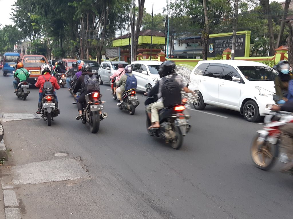 Kondisi lalu lintas di Jalan Ir Juanda Kota Bekasi, Rabu (5/5/2021). Jalan yang mengarah ke pantura itu mulai ramai dilewati pemudik sepeda motor sejak Rabu pagi.