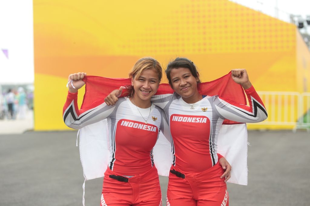 Pebalap putri BMX Indonesia, Amellya Nur Sifa (kanan) dan Jasmine Azzahra Setyobudi, masing-masing meraih medali emas dan perunggu dalam Asian Games Hangzhou 2022 di Sirkuit Chunan Jieshou, Minggu (1/10/2023). Sifa menjadi pebalap putri BMX pertama Indonesia yang meraih medali emas di Asian Games.