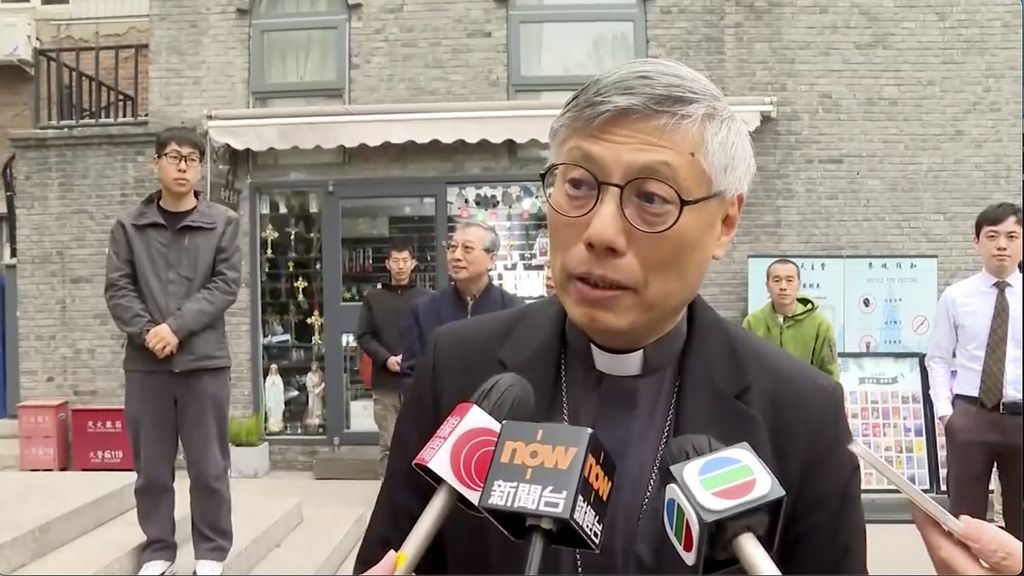 Foto dari tangkapan gambar video yang diambil televisi Hong Kong, TVB, Uskup Hong Kong Stephen Chow berbicara kepada media dalam kunjungannya ke Beijing, 20 April 2023. 