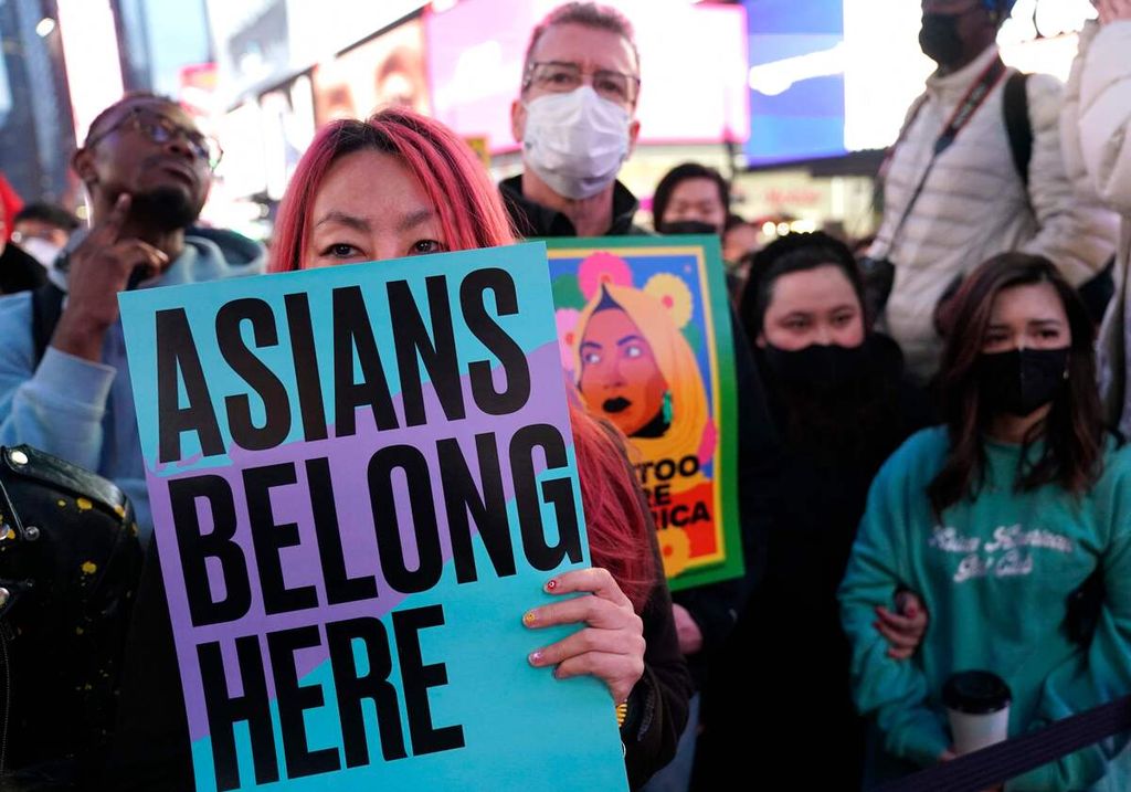 Warga berunjuk rasa dan berkaitan dengan upaya melawan tindakan rasisme dan kebencian terhadap warga keturunan Asia. Unjuk rasa digelar pada Rabu (16/3/2022) di Times Square, Kota New York.