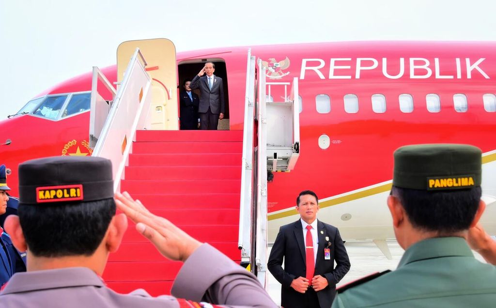 Presiden Joko Widodo bersama delegasi terbatas pada Selasa (9/1/2024) memulai rangkaian kunjungan ke tiga negara di Asia Tenggara (ASEAN), yaitu Filipina, Vietnam, dan Brunei Darussalam. Kunjungan tersebut merupakan kunjungan balasan setelah kunjungan terakhir lima tahun lalu.