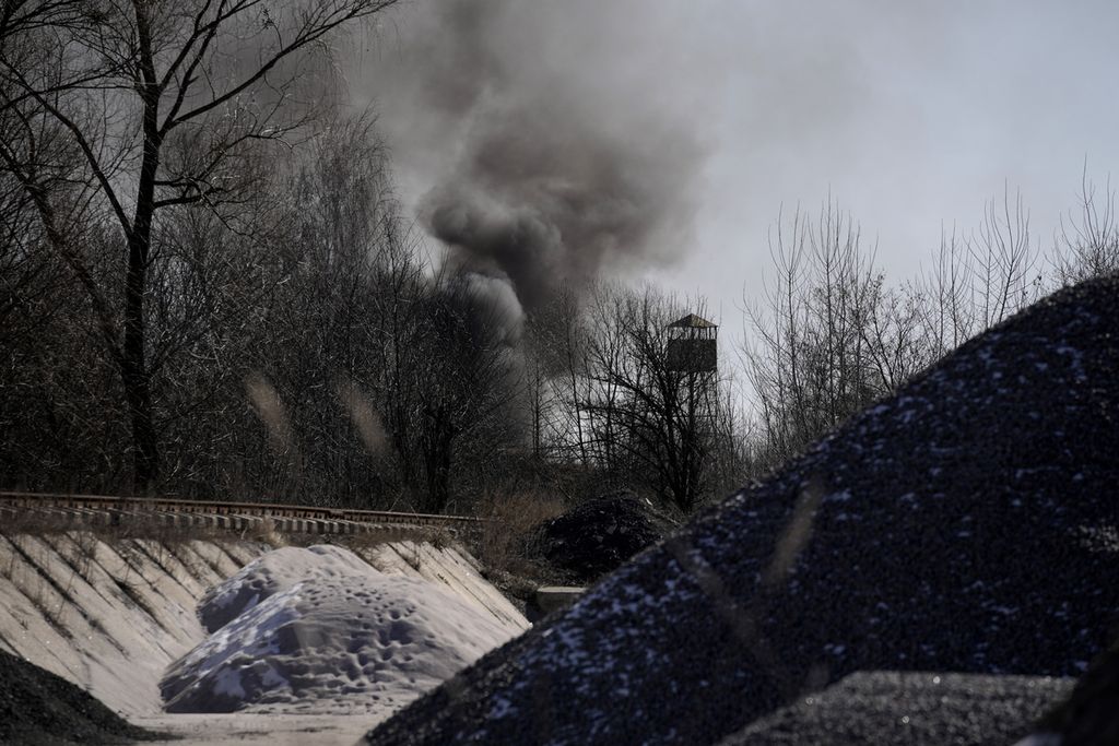Asap membumbung dri distrik Vasylkiv, Kiev pada Sabtu (12/3/2022). Tentara Rusia menghancurkan pangkalan udara, gudang senjata, dan depo bahan bakar Ukraina di sana. Dalam serangan Jumat, Rusia menghancurkan paling tidak empat pangkalan udara Ukraina. 
