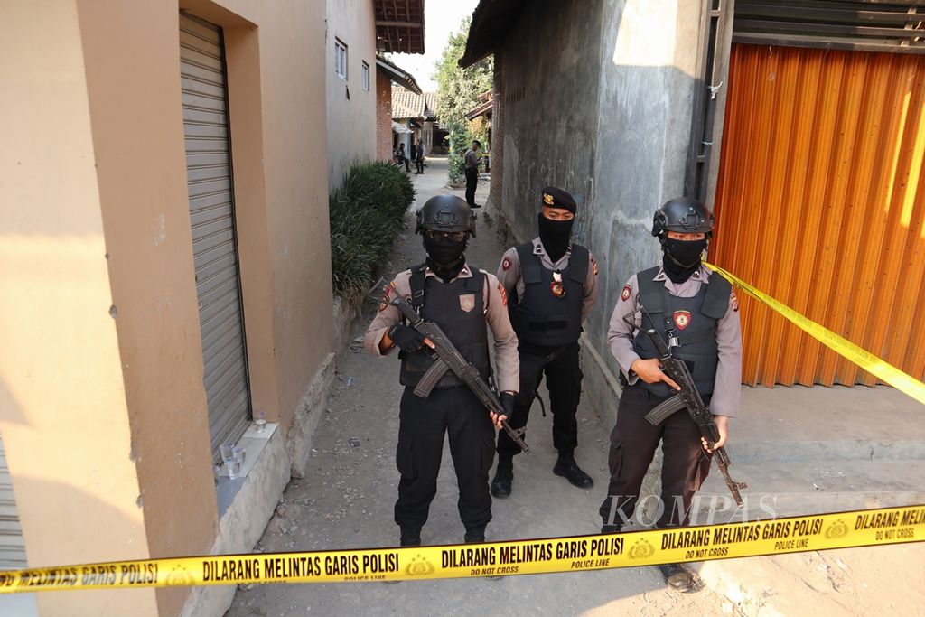 Polisi menjaga ketat proses penggeledahan di rumah keluarga YF, terduga teroris, di Desa Bojong Lor, Kecamatan Jamblang, Kabupaten Cirebon, Jawa Barat, Senin (14/10/2019). YF merupakan pemimpin JAD (Jamaah Ansharut Daulah) di Kabupaten dan Kota Cirebon.