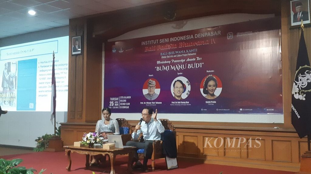 ISI Denpasar mengadakan seminar Bali Bhuwana Kanti dengan tema ”Menimbang Pramoedya Ananta Toer, Bumi Manu Budi” di Gedung Citta Kelangen ISI Denpasar, Kota Denpasar, Kamis (25/4/2024). Pengarang buku <i>Pramoedya Menggugat, Melacak Jejak Indonesia,</i> Koh Young Hun (kanan), memaparkan pandangannya tentang sosok dan karya sastrawan Pramoedya Ananta Toer.