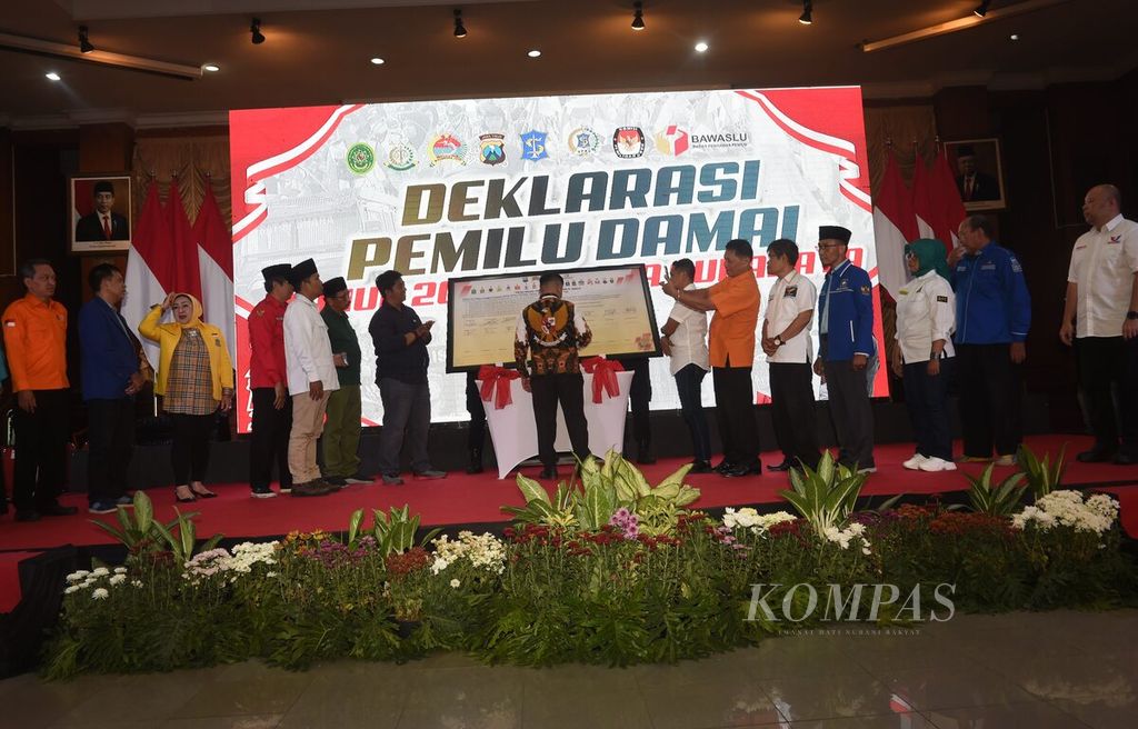 Perwakilan partai membubuhkan tanda tangan seusai pembacaan teks deklarasi pemilu damai dalam rangka Rapat Koordinasi Operasi Mantap Brata Semeru 2023-2024 Polrestabes Surabaya di Graha Sawunggaling, Kota Surabaya, Jawa Timur, Rabu (18/10/2023). Rapat dihadiri Wali kota Surabaya Eri Cahyadi dan jajaran Forkopimda serta perwakilan partai peserta Pemilu 2024. Operasi Mantap Brata Semeru 2023-2024 ini dilaksanakan selama 222 hari sejak 19 Oktober 2023 sampai dengan 20 Oktober 2024. 