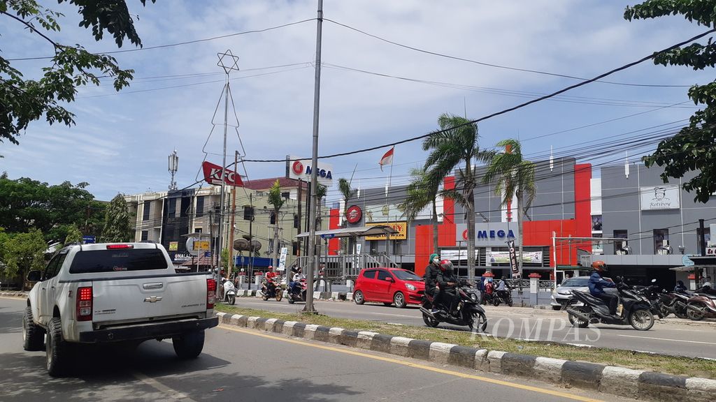 Pengendara melintasi jalan di depan salah satu pusat perbelanjaan modern di Kota Sorong, Papua Barat, Selasa (1/2/2022). Kota Sorong menjadi kekuatan ekonomi Papua Barat.