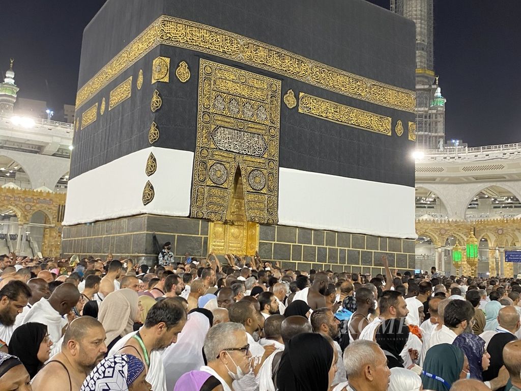 Jemaah haji melaksanakan tawaf atau mengelilingi Kabah sebanyak tujuh kali sambil berdoa sebagai bagian rangkaian ibadah umrah dan haji di Masjidil Haram, Mekkah, Arab Saudi, Sabtu (24/6/2023).
