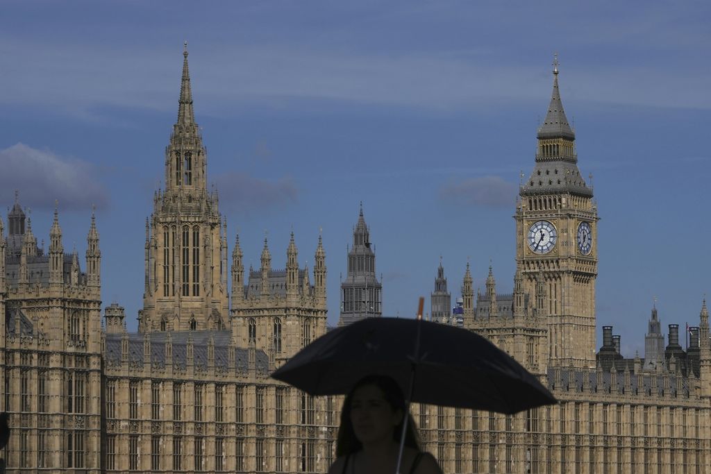 Seorang perempuan berjalan melewati Gedung Parlemen di London pada 11 September 2023. Perdana Menteri Rishi Sunak mengecam China karena campur tangan dalam demokrasi Inggris setelah sebuah surat kabar melaporkan ada peneliti di Parlemen Inggris yang ditangkap karena dicurigai menjadi mata-mata China. 