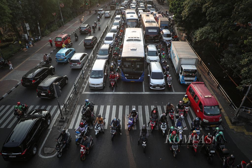 Antrean kendaraan di Jalan TB Simatupang, Pasar Rebo, Jakarta Timur, Rabu (9/8/2023). Sektor transportasi menjadi salah satu penyumbang polusi udara di Jakarta. 