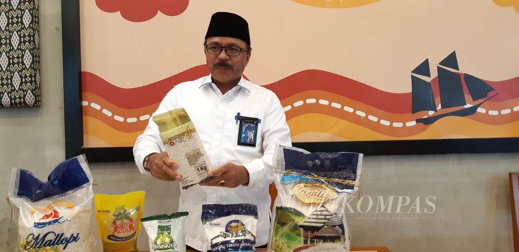 Kepala Divre Bulog Sulselbar Bakhtiar AS menunjukkan salah satu produk Bulog di Makassar, Sulsel, Selasa (25/1/2022). Sejak awal 2022, Bulog melakukan operasi pasar beras dan juga segera melakukan operasi pasar minyak goreng