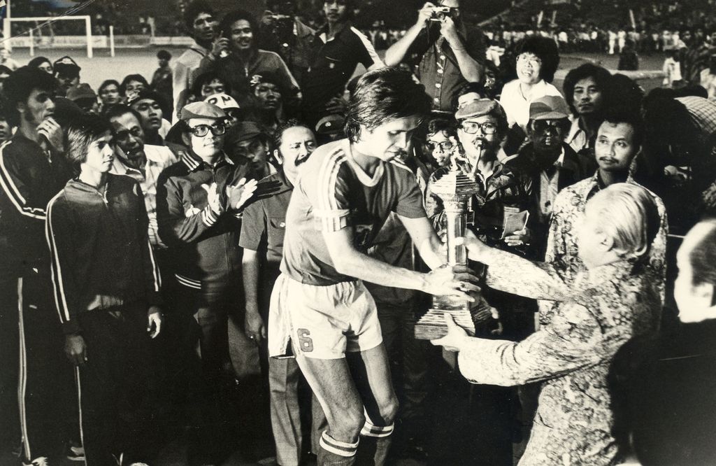 Persija Jakarta muncul sebagai juara kompetisi Kejuaraan Nasional Utama PSSI setelah mengalahkan rival bebuyutannya, PSMS Medan, 1-0, dalam pertandingan terakhir di Stadion Utama Senayan Jakarta, 12 Januari 1979. Tampak Wakil Presiden Adam Malik sedang menyerahkan piala kejuaraan kepada kapten kesebelasan Persija, Sofyan Hadi.