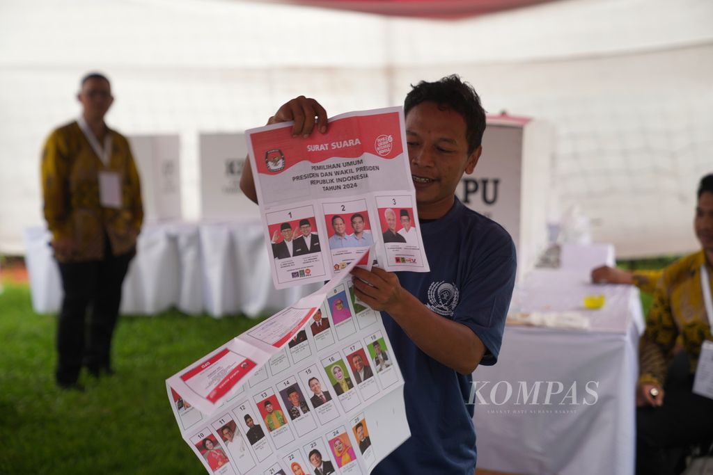 Warga binaan membuka kertas surat suara untuk memastikan masih utuh dalam Pemilu 2024 di Lapas Kelas I Cipinang, Jakarta Timur, Rabu (14/2/2024).