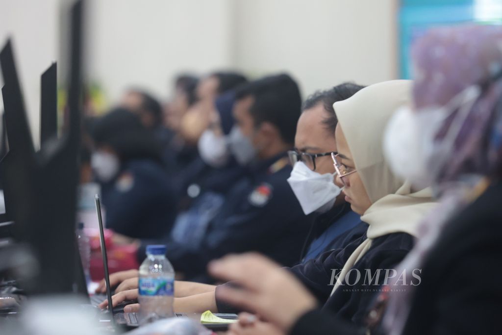 Petugas melakukan verifikasi bakal calon legislatif yang didaftarkan sejumlah partai politik di kantor Komisi Pemilihan Umum (KPU) di Jakarta, Jumat (11/5/2024). 