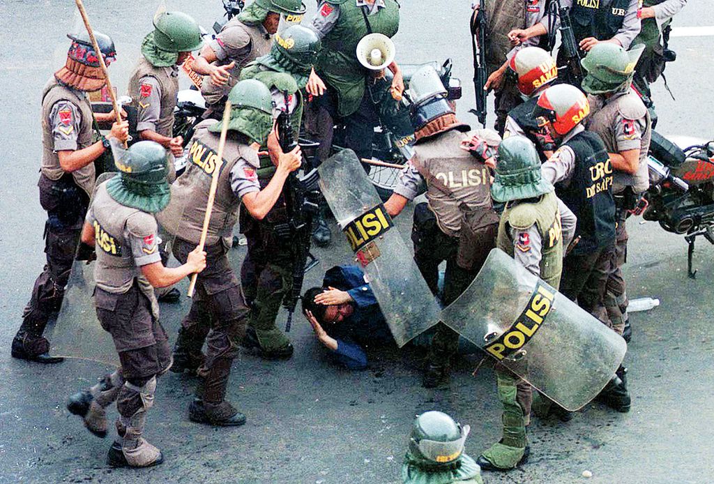 Seorang mahasiswa tergeletak dipukuli pasukan antihuru-hara yang berusaha membubarkan aksi unjuk rasa menuntut Presiden Soeharto mundur, di depan Kampus Trisakti, Grogol, Jakarta, pada 12 Mei 1998.