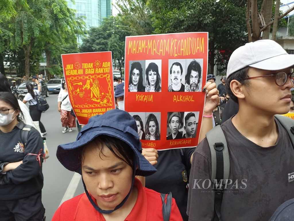 Mahasiswa dan organisasi masyarakat sipil berunjuk rasa di Gedung Dewan Perwakilan Rakyat Daerah Sumatera Utara, di Medan, Jumat (23/8/2024).