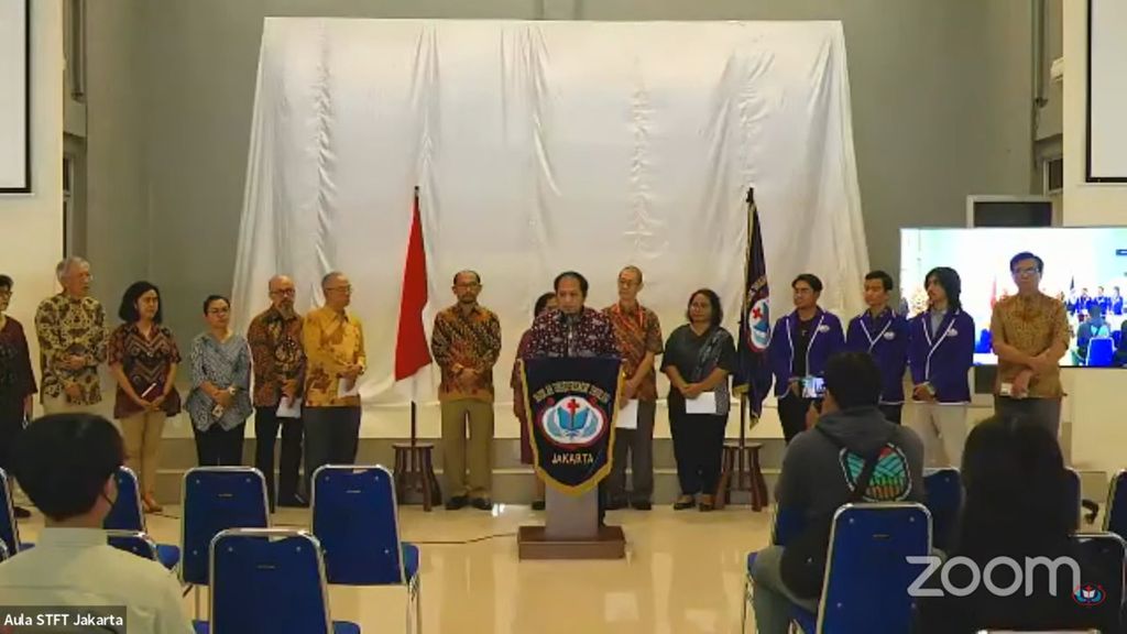 Ketua Sekolah Tinggi Filsafat Theologi (STFT) Jakarta Binsar Jonathan Pakpahan saat membacakan pernyataan sikap STFT Jakarta untuk Pemilihan Umum 2024 yang beretika dan berintegritas di Jakarta, Minggu (4/2/2024). 