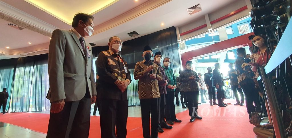 Wakil Presiden Maruf Amin memberikan tanggapan terkait penolakan pendirian rumah ibadah di Cilegon kepada wartawan di Pontianak, Kalimantan Barat, Kamis (22/9/2022). 
